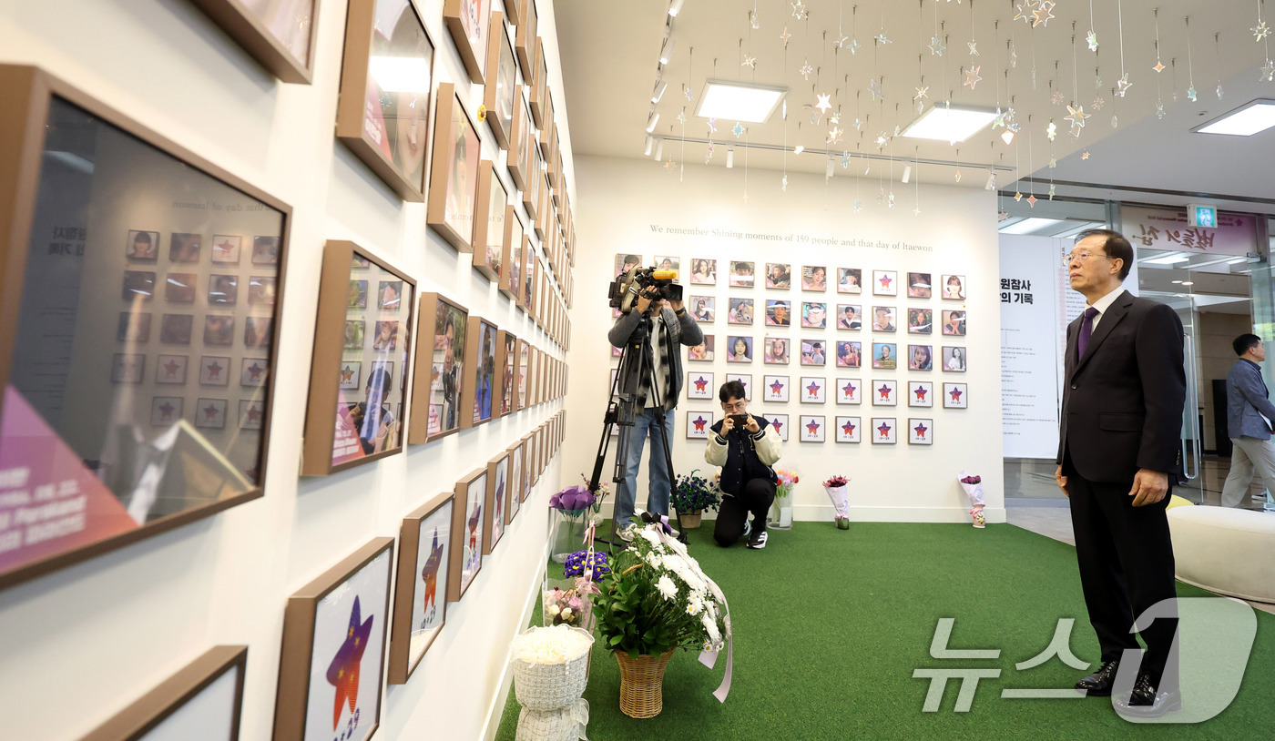 (서울=뉴스1) 임세영 기자 = 이석연 국민통합위원장이 24일 오전 서울 종로구 10.29 이태원참사 기억소통공간인 별들의집을 방문해 헌화와 묵념을 하고 있다. (공동취재) 202 …