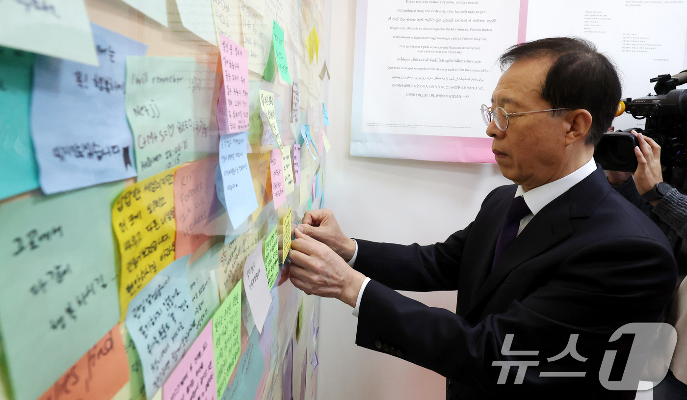 (서울=뉴스1) 임세영 기자 = 이석연 국민통합위원장이 24일 오전 서울 종로구 10.29 이태원참사 기억소통공간인 별들의집을 방문해 추모메시지를 남기고 있다. (공동취재) 202 …