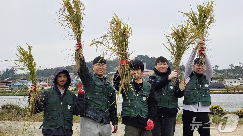 본문 이미지 - 함평영화학교 학생들이 벼베기 체험활동을 마친 뒤 기념사진을 찍고 있다.&#40;전남도교육청 제공, 재판매 및 DB 금지&#41;/뉴스1 