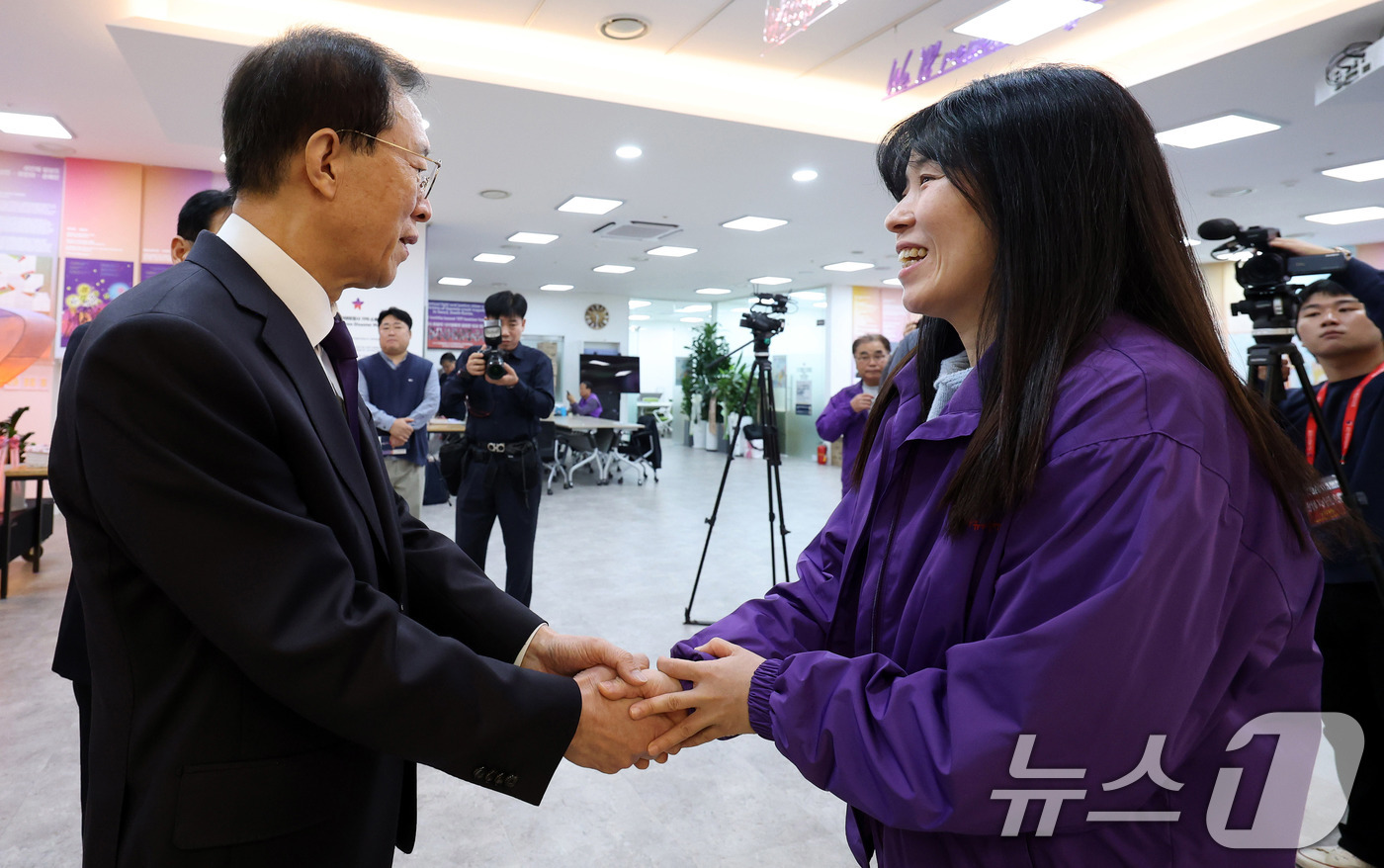 (서울=뉴스1) 임세영 기자 = 이석연 국민통합위원장이 24일 오전 서울 종로구 10.29 이태원참사 기억소통공간인 별들의집을 방문해 송해진 10.29 이태원참사 유가족협의회 운영 …