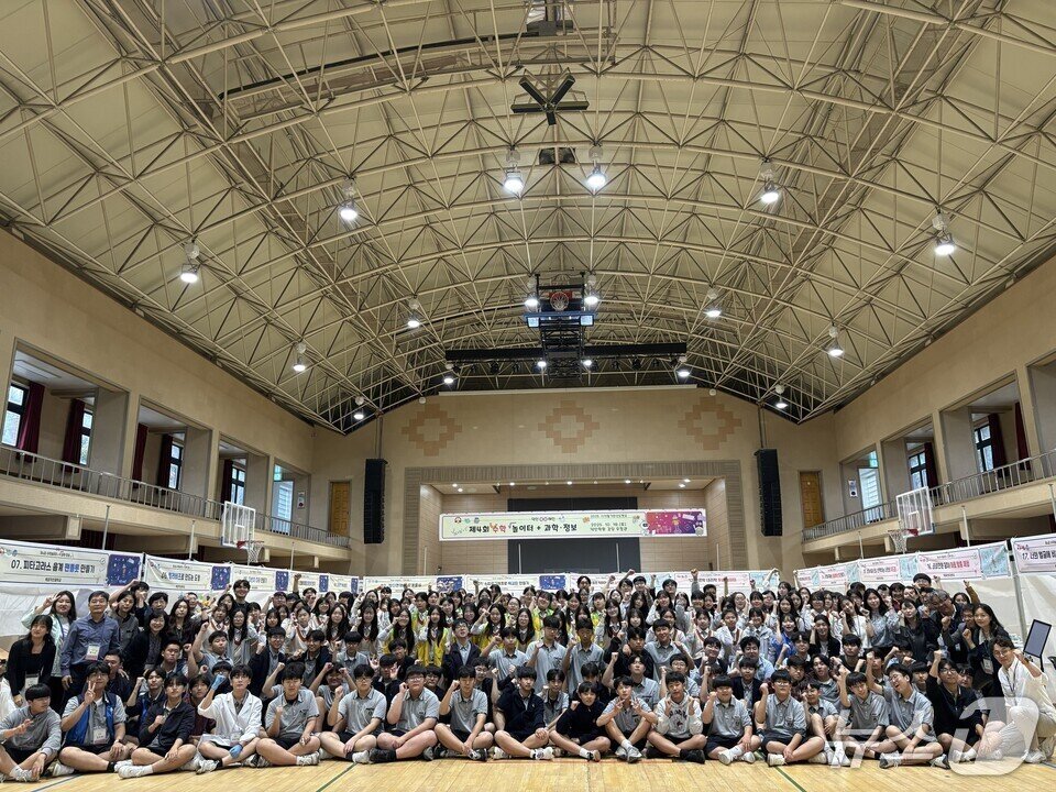 본문 이미지 - 목포혜인여중과 목포덕인중 학생들이 단체 기념사진을 찍고 있다. &#40;전남도교육청 제공, 재판매 및 DB 금지&#41;/뉴스1 