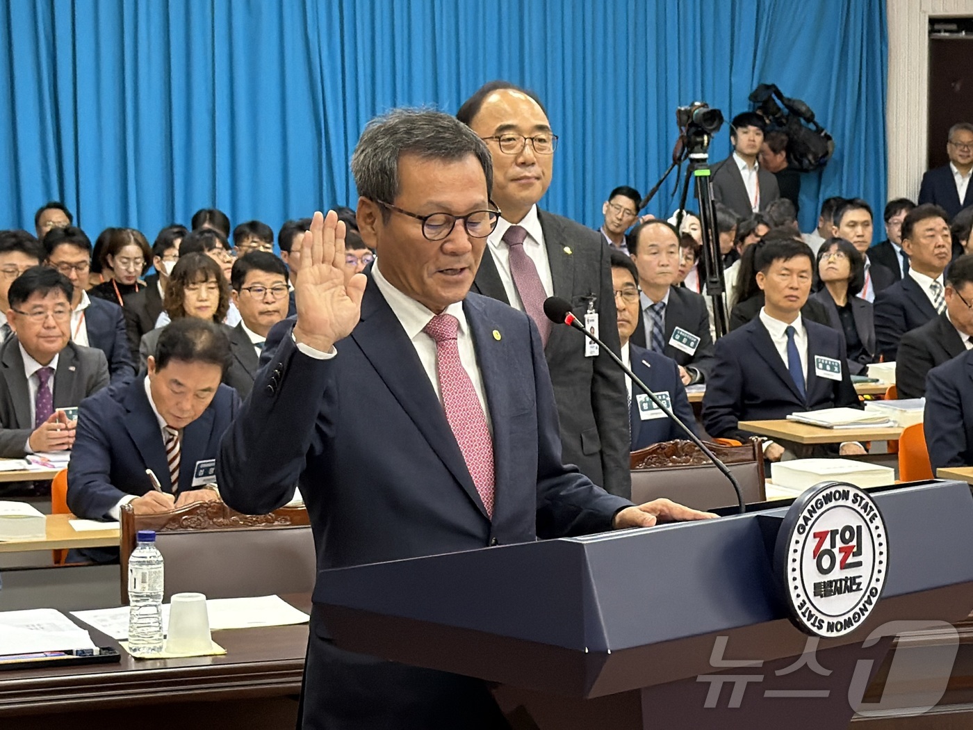 (춘천=뉴스1) 한귀섭 기자 = 김홍규 강릉시장이 24일 강원특별자치도청에서 열린 국회 행정안전위원회의 강원특별자치도에 대한 국정감사에서 증인 선서를 하고 있다. 2025.10.2 …