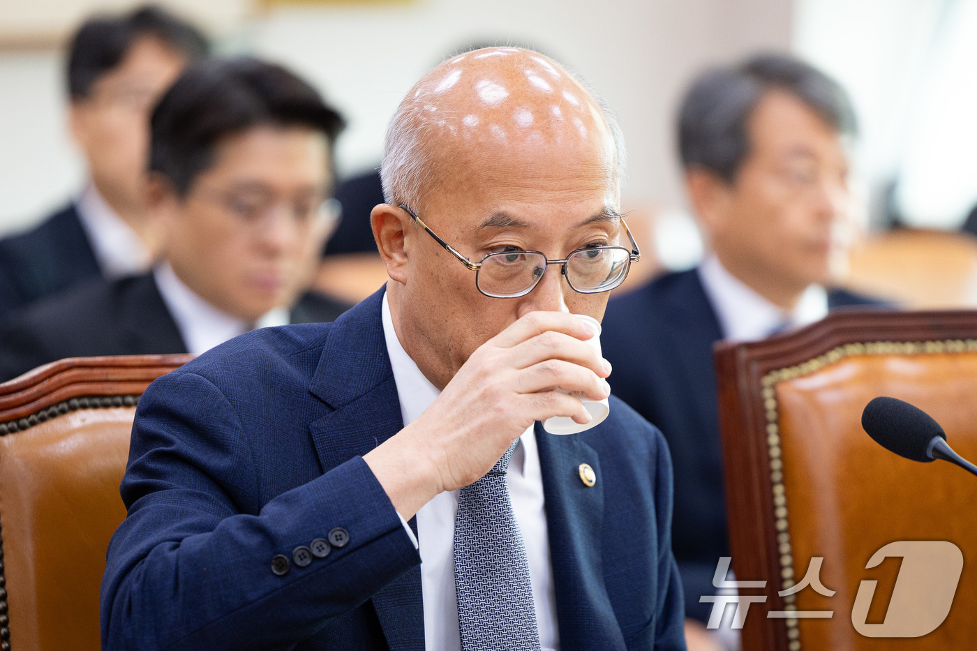(서울=뉴스1) 유승관 기자 = 조원철 법제처장이 24일 서울 여의도 국회에서 열린 법제사법위원회의 법제처에 대한 국정감사에 출석해 물을 마시고 있다. 2025.10.24/뉴스1