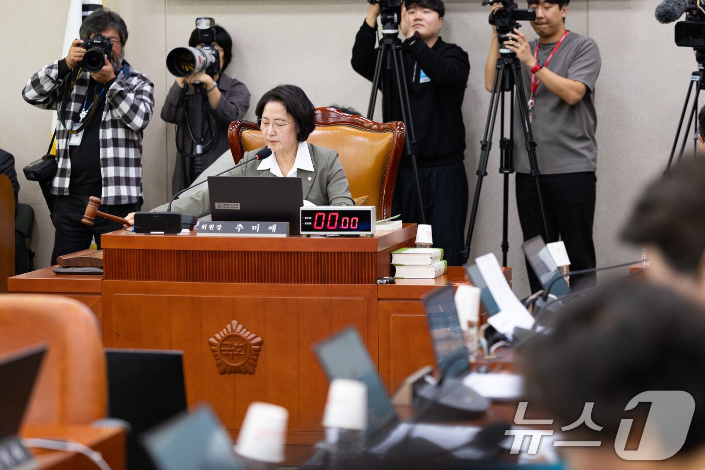 본문 이미지 - 추미애 국회 법제사법위원장이 지난 24일 서울 여의도 국회에서 열린 법제사법위원회의 법제처에 대한 국정감사 개시를 선언하고 있다. 2025.10.24/뉴스1 ⓒ News1 유승관 기자