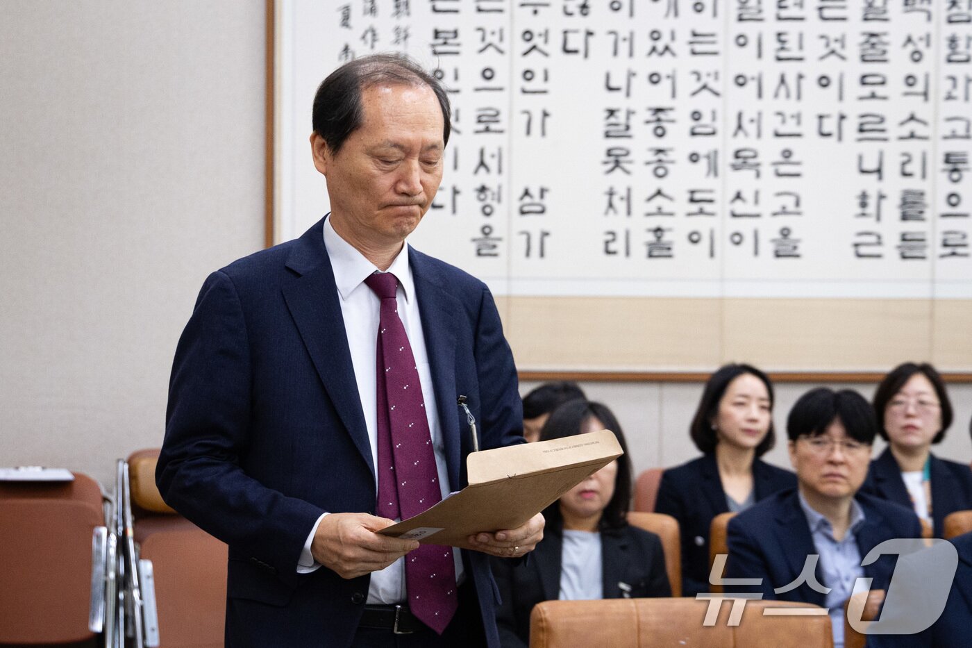 본문 이미지 - 이완규 전 법제처장이 24일 서울 여의도 국회에서 열린 법제사법위원회의 법제처에 대한 국정감사에 출석해 발언대로 향하고 있다. 2025.10.24/뉴스1 ⓒ News1 유승관 기자