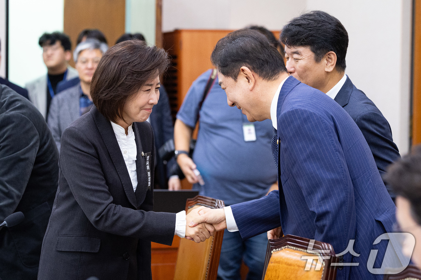 (서울=뉴스1) 유승관 기자 = 김병기 더불어민주당 원내대표가 24일 서울 여의도 국회에서 열린 법제사법위원회의 법제처에 대한 국정감사에서 나경원 국민의힘 의원과 인사하고 있다. …