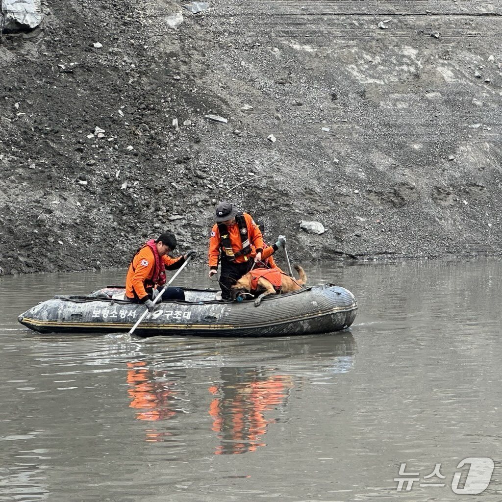 본문 이미지 -   보령 채석장에서 실종된 60대 운전기사를 수색 중인 소방 당국. (보령소방서 제공, 재판매 및 DB금지) / 뉴스1