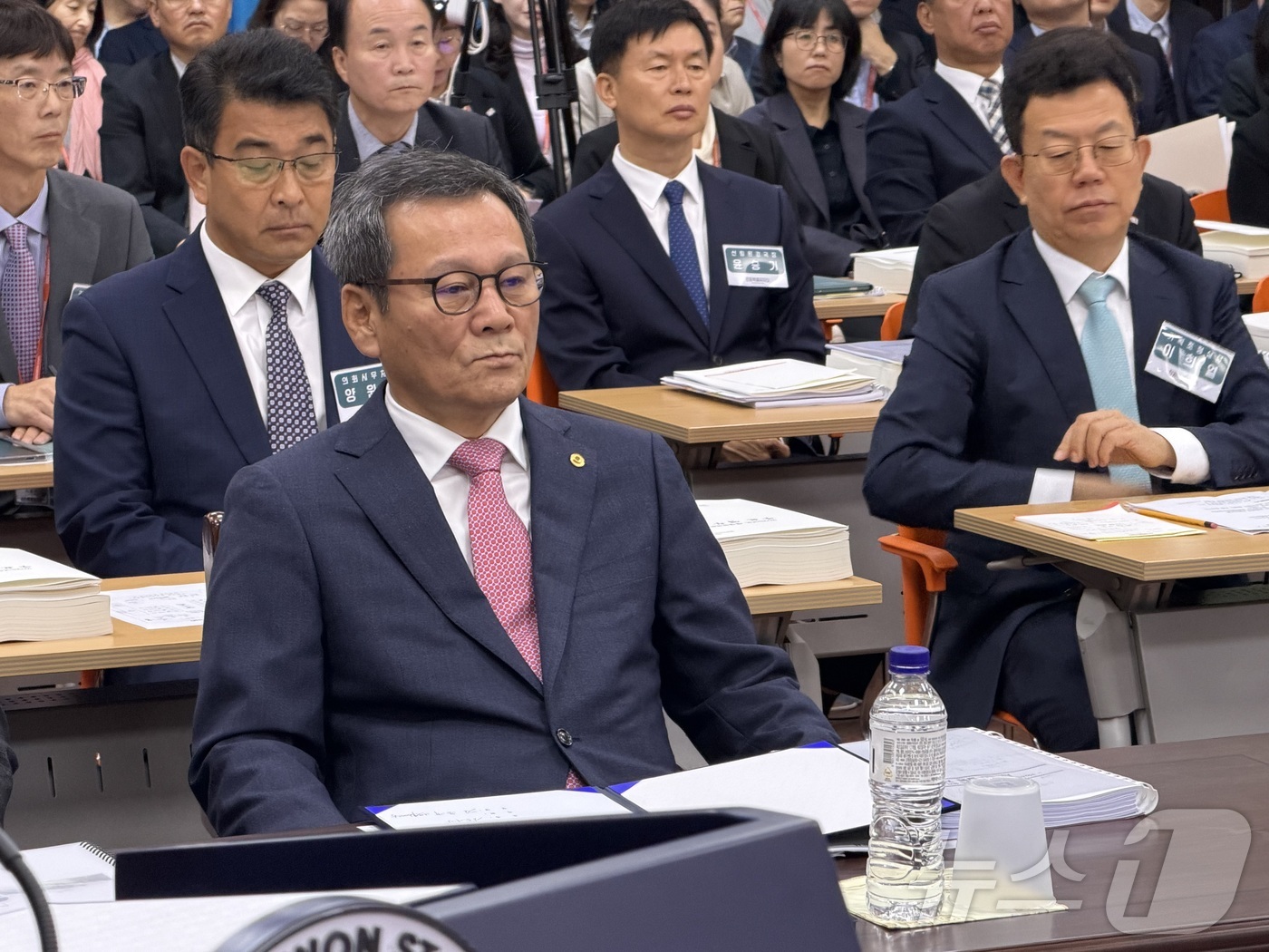 (춘천=뉴스1) 한귀섭 기자 = 김홍규 강릉시장이 24일 강원특별자치도청에서 국회 행정안전위원회의 강원특별자치도에 대한 국정감사를 받기 위해 앉아있다. 2025.10.24/뉴스1