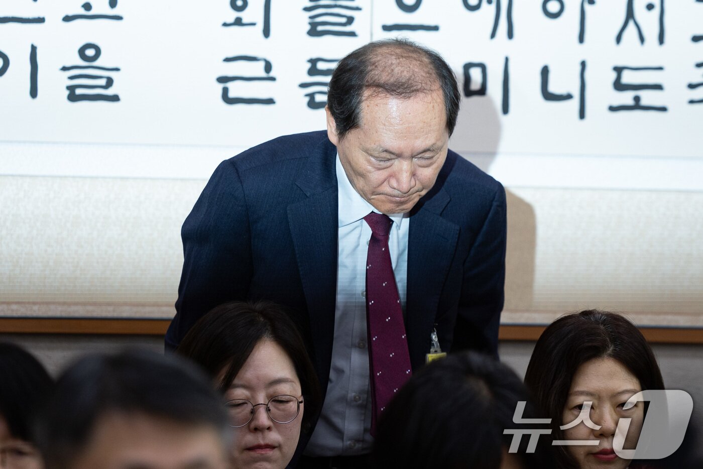 본문 이미지 - 이완규 전 법제처장이 24일 서울 여의도 국회에서 열린 법제사법위원회의 법제처에 대한 국정감사에 출석해 인사하고 있다. 2025.10.24/뉴스1 ⓒ News1 유승관 기자