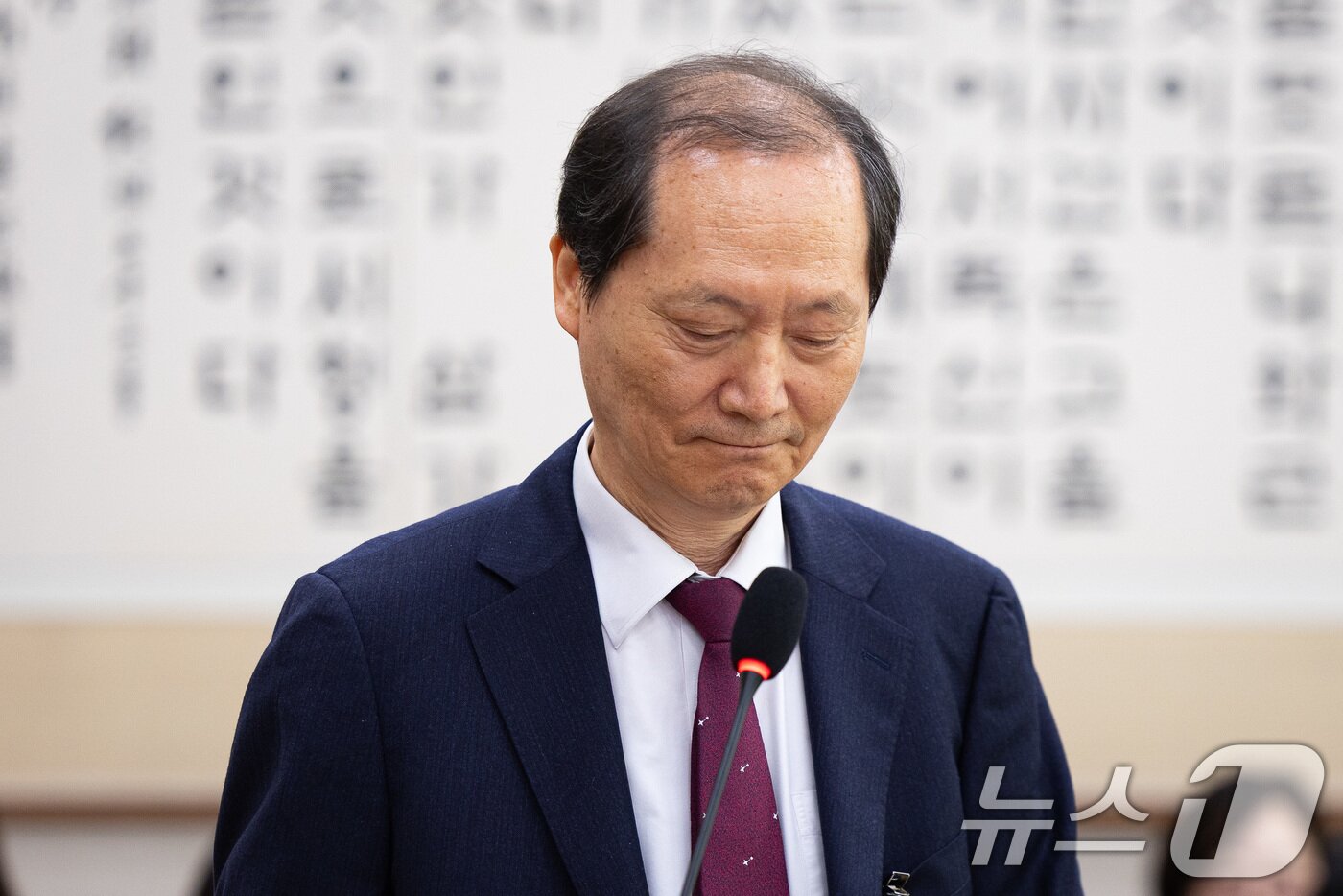 본문 이미지 - 이완규 전 법제처장이 24일 서울 여의도 국회에서 열린 법제사법위원회의 법제처에 대한 국정감사에 출석해 증인선서를 거부하고 있다. 2025.10.24/뉴스1 ⓒ News1 유승관 기자