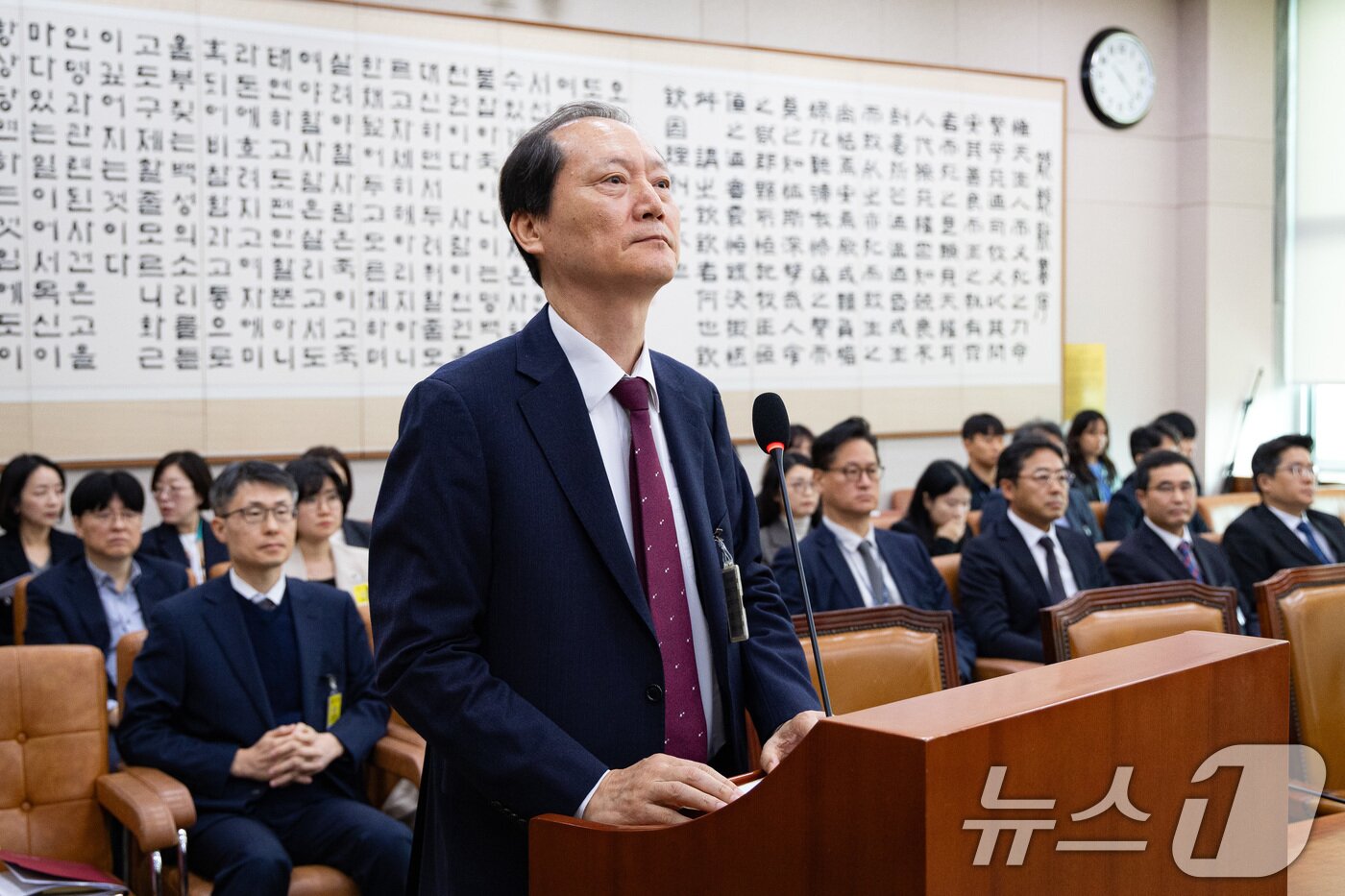 본문 이미지 - 이완규 전 법제처장이 24일 서울 여의도 국회에서 열린 법제사법위원회의 법제처에 대한 국정감사에 출석해 증인선서를 거부하고 있다. 2025.10.24/뉴스1 ⓒ News1 유승관 기자