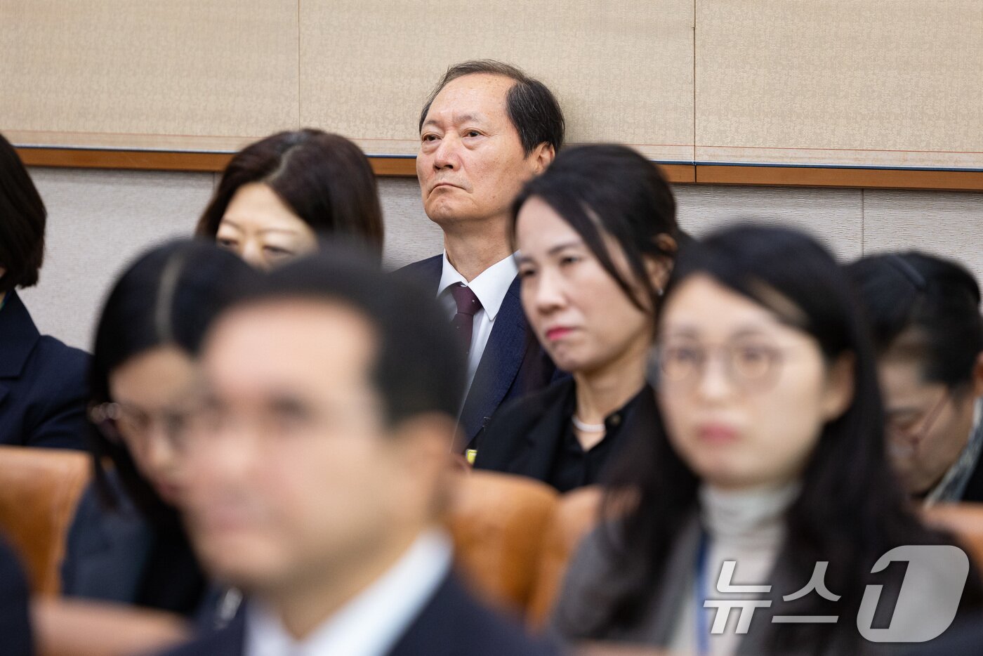 본문 이미지 - 이완규 전 법제처장이 24일 서울 여의도 국회에서 열린 법제사법위원회의 법제처에 대한 국정감사에 출석해 증인선서를 거부한 후 감사를 지켜보고 있다. 2025.10.24/뉴스1 ⓒ News1 유승관 기자