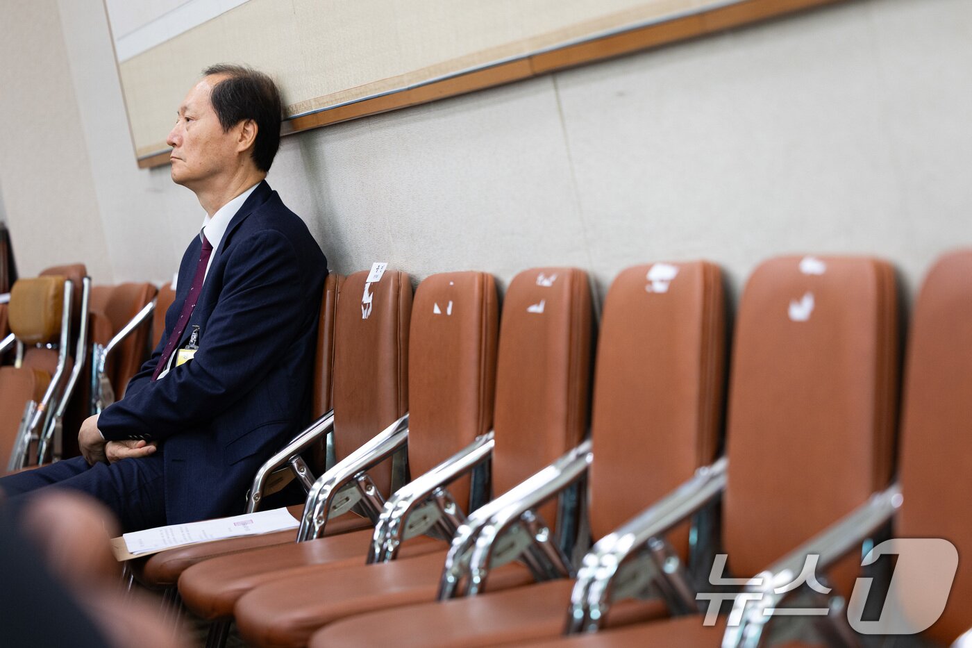 본문 이미지 - 이완규 전 법제처장이 24일 서울 여의도 국회에서 열린 법제사법위원회의 법제처에 대한 국정감사에 출석해 증인선서를 거부한 후 감사를 지켜보고 있다. 2025.10.24/뉴스1 ⓒ News1 유승관 기자