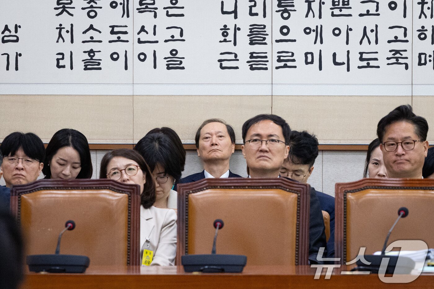 본문 이미지 - 이완규 전 법제처장이 24일 서울 여의도 국회에서 열린 법제사법위원회의 법제처에 대한 국정감사에 출석해 증인선서를 거부한 후 감사를 지켜보고 있다. 2025.10.24/뉴스1 ⓒ News1 유승관 기자