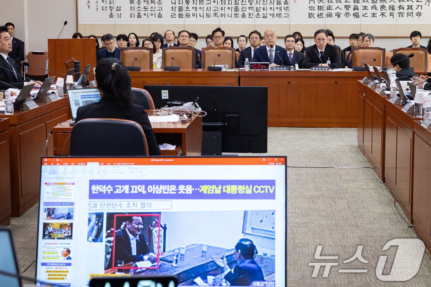 본문 이미지 - 이완규 전 법제처장과 조원철 법제처장을 비롯한 증인들이 24일 서울 여의도 국회에서 열린 법제사법위원회의 법제처에 대한 국정감사에 출석해 증인선서를 거부한 후 감사를 지켜보고 있다. 2025.10.24/뉴스1 ⓒ News1 유승관 기자