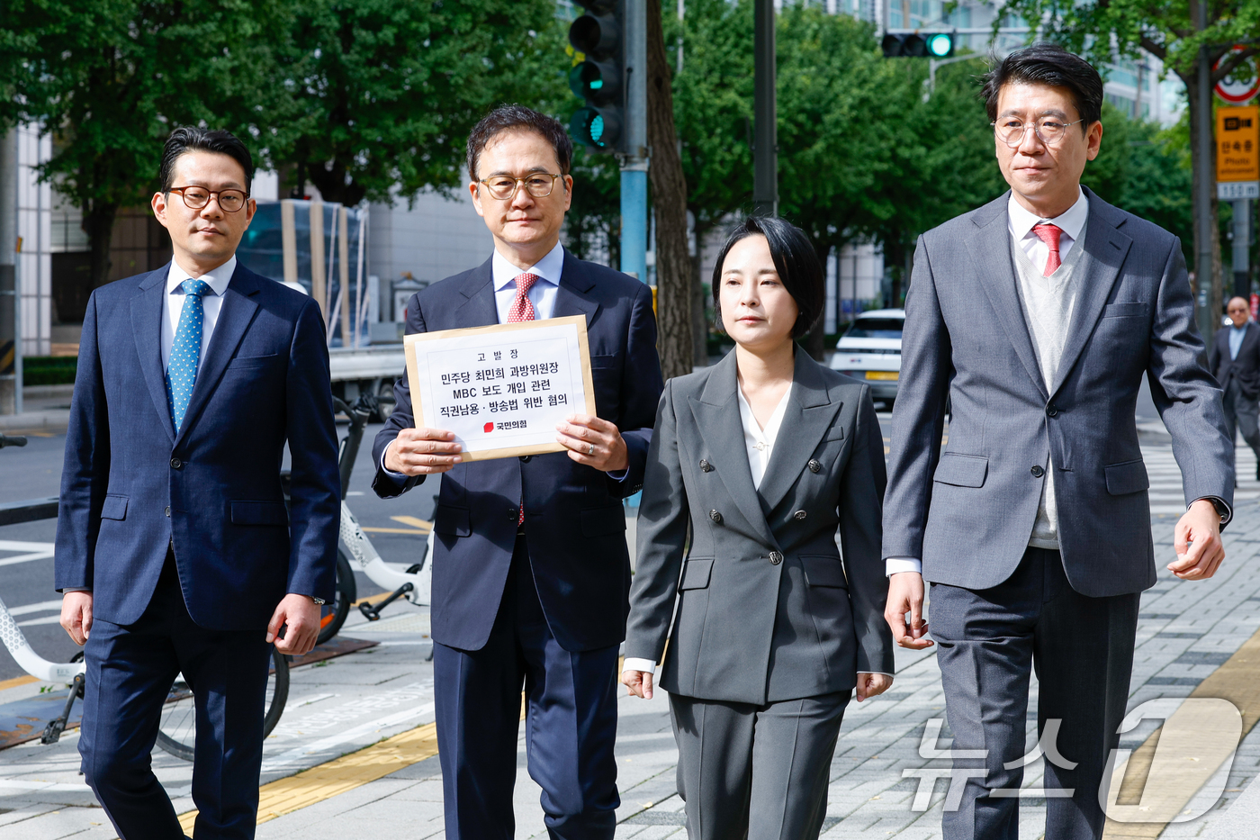 (서울=뉴스1) 안은나 기자 = 국민의힘 미디어특별위원회(미디어특위)가 24일 더불어민주당 소속 최민희 과학기술정보방송통신위원회(과방위) 위원장을 MBC 보도 개입 관련 직권남용 …