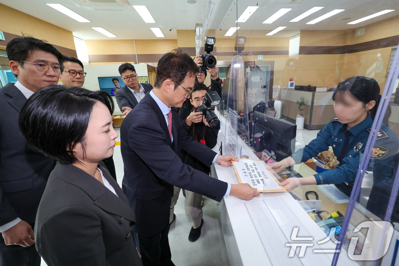 (서울=뉴스1) 안은나 기자 = 국민의힘 미디어특별위원회(미디어특위) 문호철 수석부위원장과 김민호, 박대기, 손수조 부위원장이 24일 종로구 서울경찰청 민원실을 찾아 더불어민주당 …