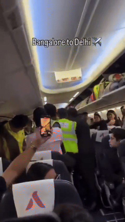본문 이미지 - 인도 벵갈루루에서 델리로 향하는 항공편에 탑승한 승객 한 명이 만취한 상태로 착석을 거부하다 항공편이 지연되는 일이 있었다. &#40;출처=엑스&#41;