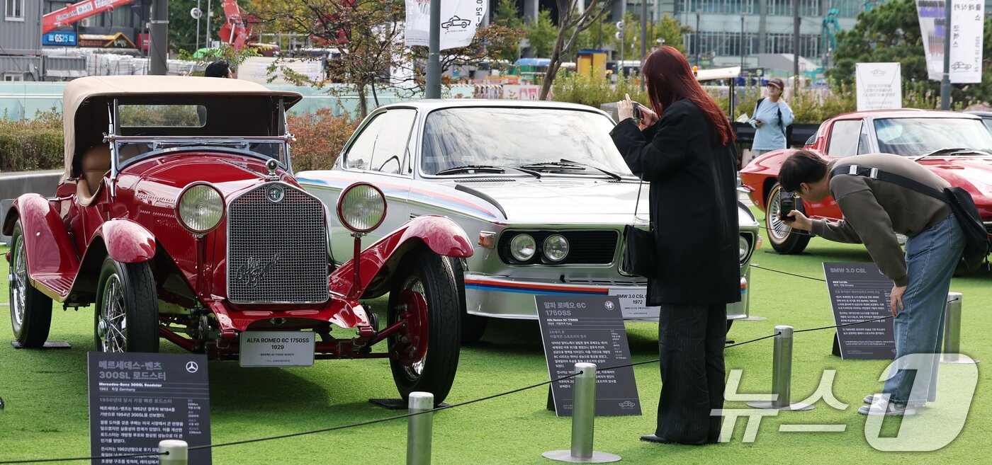 본문 이미지 - 24일 서울 강남구 코엑스 야외 잔디관장에서 열린 &#39;2025 클래식카 쇼&#39;에 시대별 명차와 희귀 모델들이 진열돼 있다. 2025.10.24/뉴스1 ⓒ News1 황기선 기자