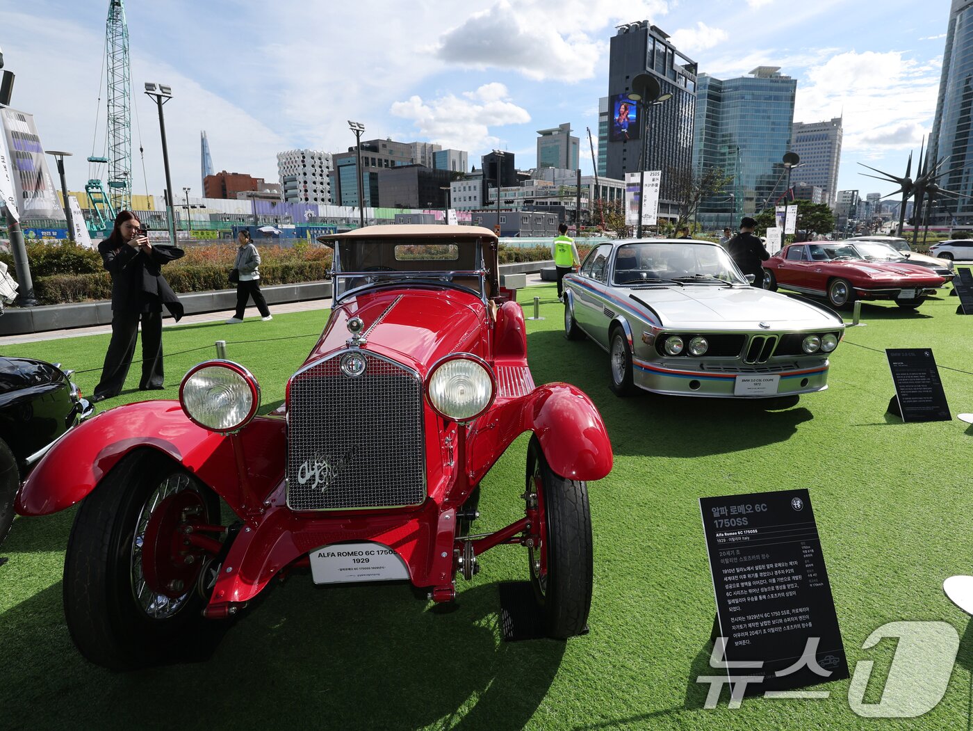 본문 이미지 - 24일 서울 강남구 코엑스 야외 잔디관장에서 열린 &#39;2025 클래식카 쇼&#39;에 시대별 명차와 희귀 모델들이 진열돼 있다. 2025.10.24/뉴스1 ⓒ News1 황기선 기자