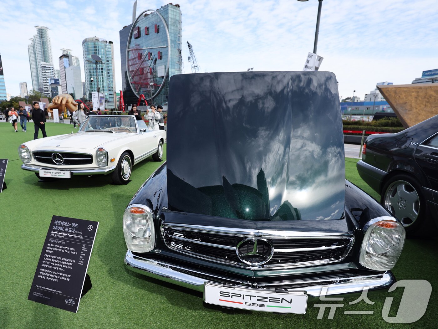 본문 이미지 - 24일 서울 강남구 코엑스 야외 잔디관장에서 열린 &#39;2025 클래식카 쇼&#39;에 시대별 명차와 희귀 모델들이 진열돼 있다. 2025.10.24/뉴스1 ⓒ News1 황기선 기자
