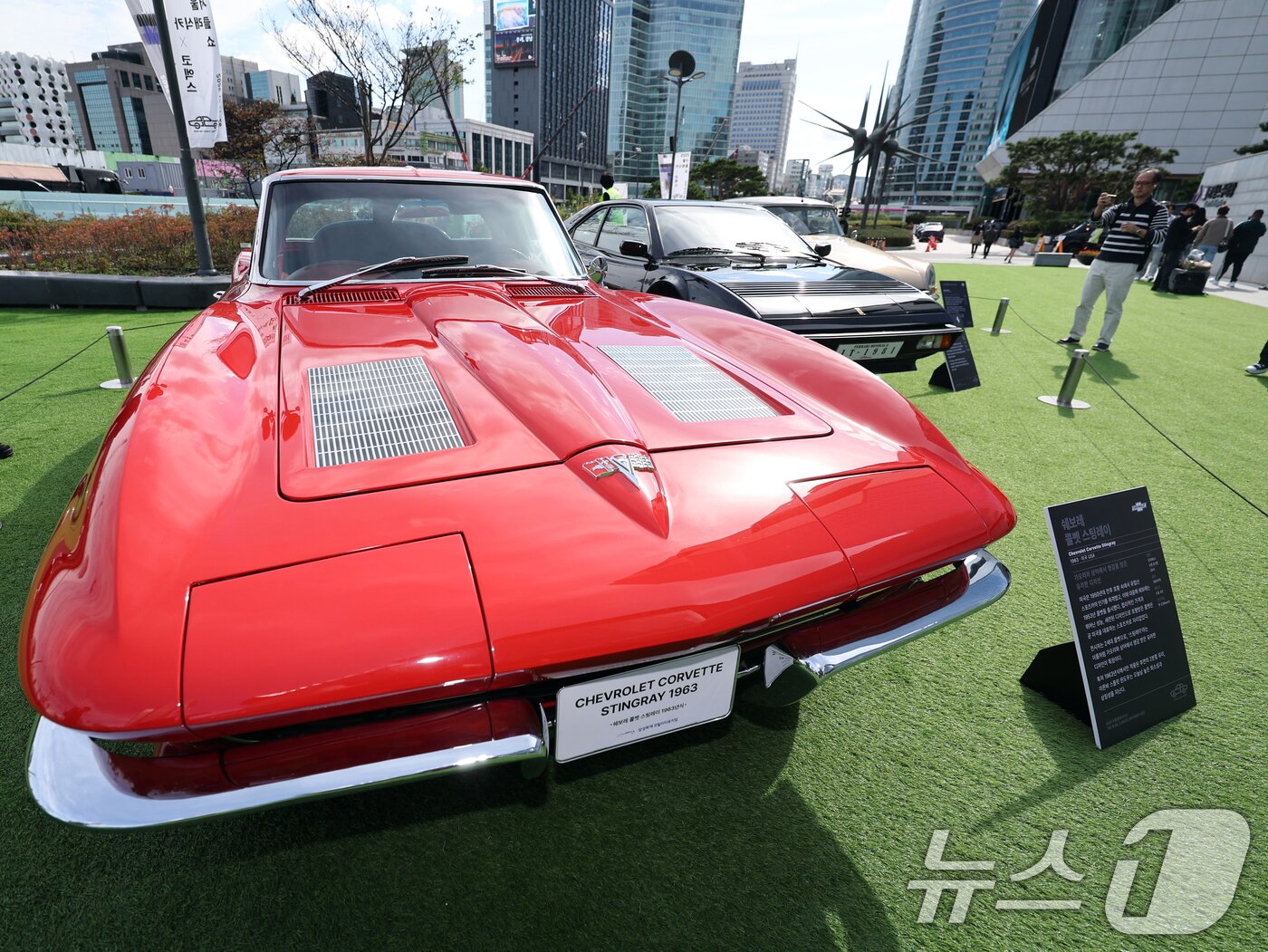 본문 이미지 - 24일 서울 강남구 코엑스 야외 잔디관장에서 열린 &#39;2025 클래식카 쇼&#39;에 시대별 명차와 희귀 모델들이 진열돼 있다. 2025.10.24/뉴스1 ⓒ News1 황기선 기자