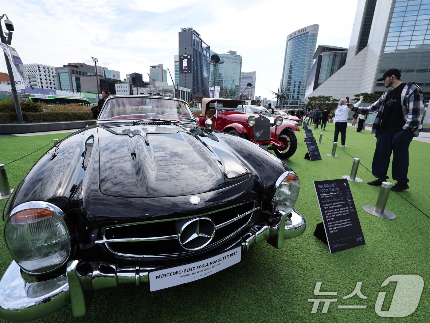 본문 이미지 - 24일 서울 강남구 코엑스 야외 잔디관장에서 열린 &#39;2025 클래식카 쇼&#39;에 시대별 명차와 희귀 모델들이 진열돼 있다. 2025.10.24/뉴스1 ⓒ News1 황기선 기자