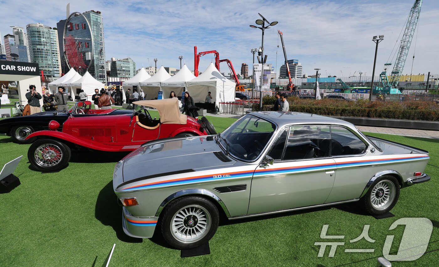 본문 이미지 - 24일 서울 강남구 코엑스 야외 잔디관장에서 열린 &#39;2025 클래식카 쇼&#39;에 시대별 명차와 희귀 모델들이 진열돼 있다. 2025.10.24/뉴스1 ⓒ News1 황기선 기자