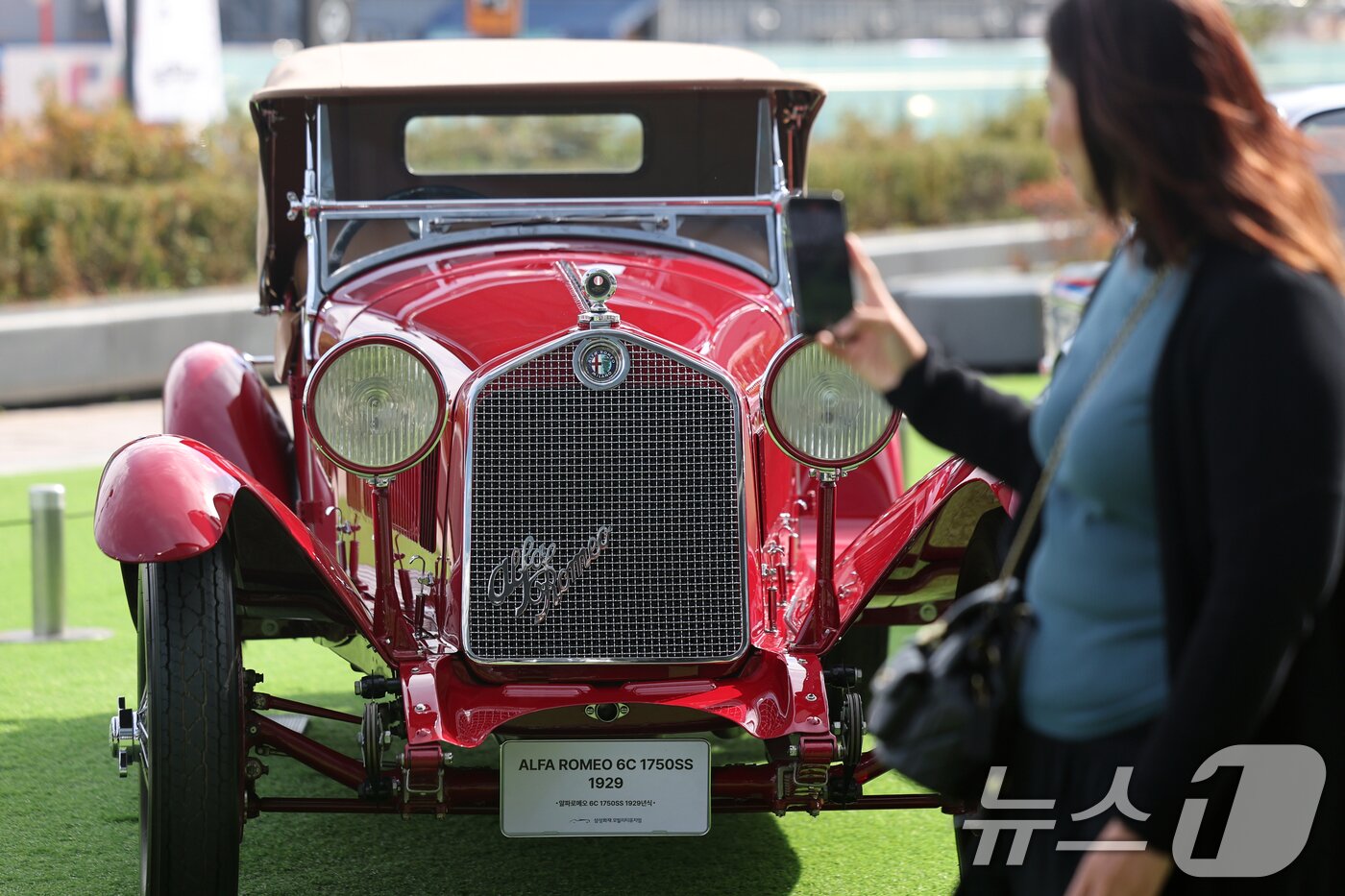 본문 이미지 - 24일 서울 강남구 코엑스 야외 잔디관장에서 열린 &#39;2025 클래식카 쇼&#39;에 시대별 명차와 희귀 모델들이 진열돼 있다. 2025.10.24/뉴스1 ⓒ News1 황기선 기자