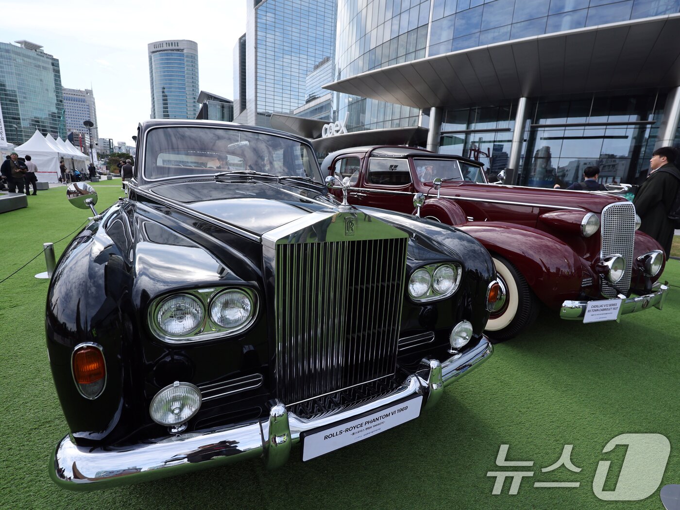 본문 이미지 - 24일 서울 강남구 코엑스 야외 잔디관장에서 열린 &#39;2025 클래식카 쇼&#39;에 시대별 명차와 희귀 모델들이 진열돼 있다. 2025.10.24/뉴스1 ⓒ News1 황기선 기자