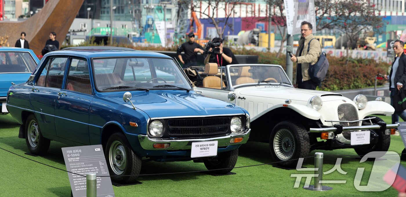 본문 이미지 - 24일 서울 강남구 코엑스 야외 잔디관장에서 열린 &#39;2025 클래식카 쇼&#39;에 시대별 명차와 희귀 모델들이 진열돼 있다. 2025.10.24/뉴스1 ⓒ News1 황기선 기자