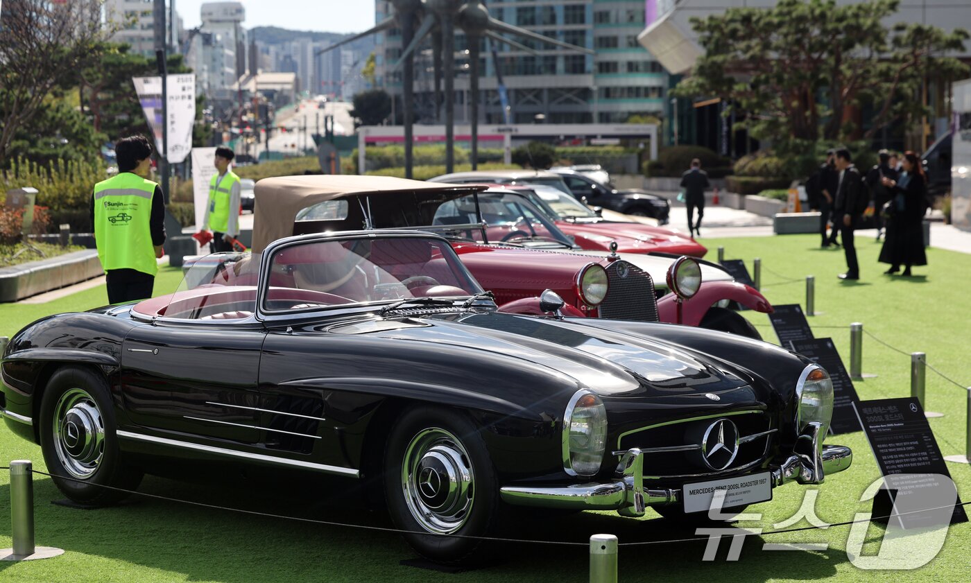 본문 이미지 - 24일 서울 강남구 코엑스 야외 잔디관장에서 열린 &#39;2025 클래식카 쇼&#39;에 시대별 명차와 희귀 모델들이 진열돼 있다. 2025.10.24/뉴스1 ⓒ News1 황기선 기자