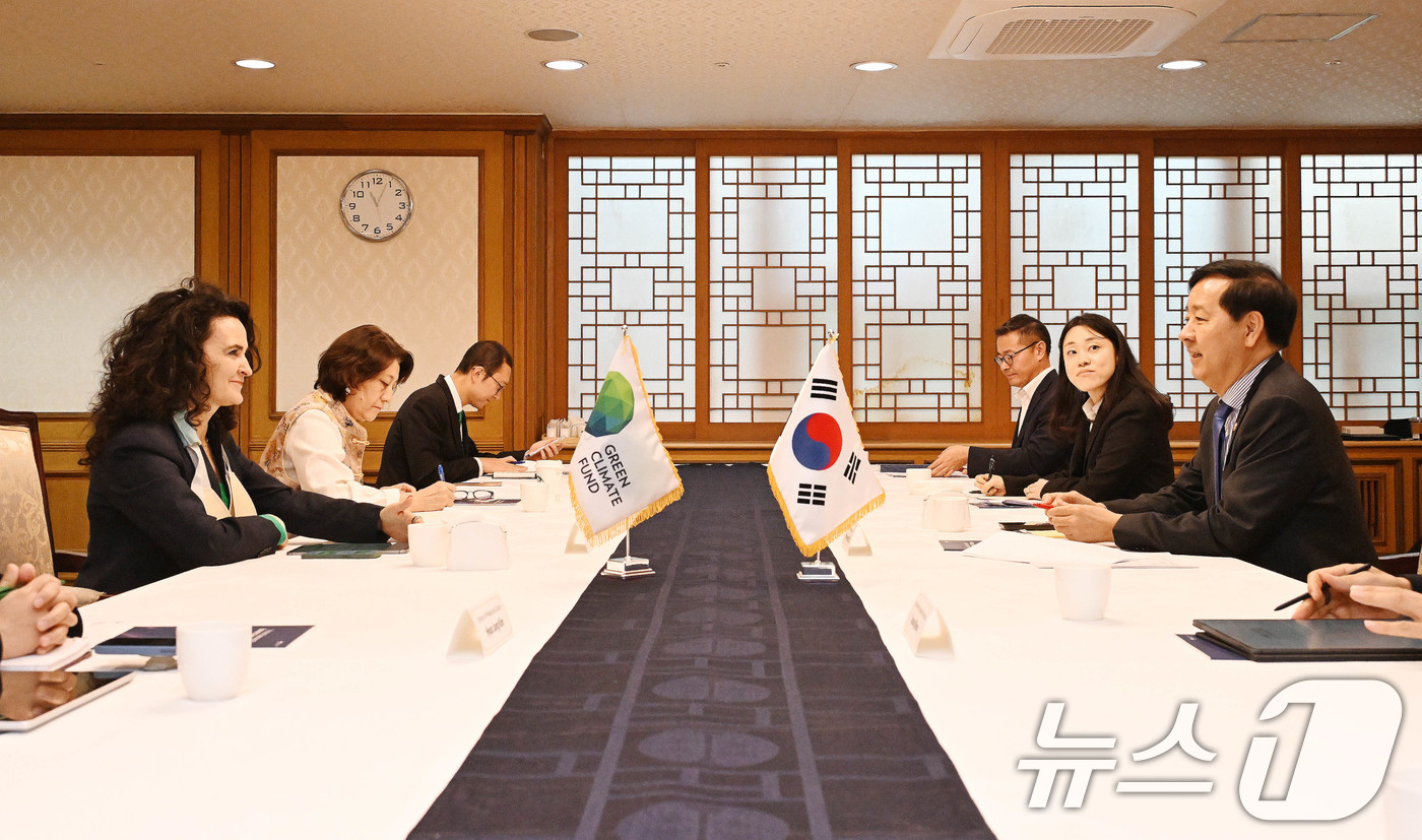(서울=뉴스1) = 구윤철 경제부총리 겸 기획재정부 장관이 지난 24일 서울 종로구 정부서울청사에서 마팔다 두아르테 녹색기후기금 사무총장과 면담을 하고 있다. (기획재정부 제공. …