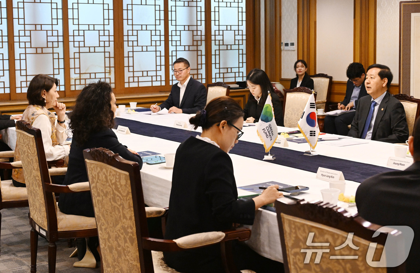 (서울=뉴스1) = 구윤철 경제부총리 겸 기획재정부 장관이 지난 24일 서울 종로구 정부서울청사에서 마팔다 두아르테 녹색기후기금 사무총장과 면담을 하고 있다. (기획재정부 제공. …