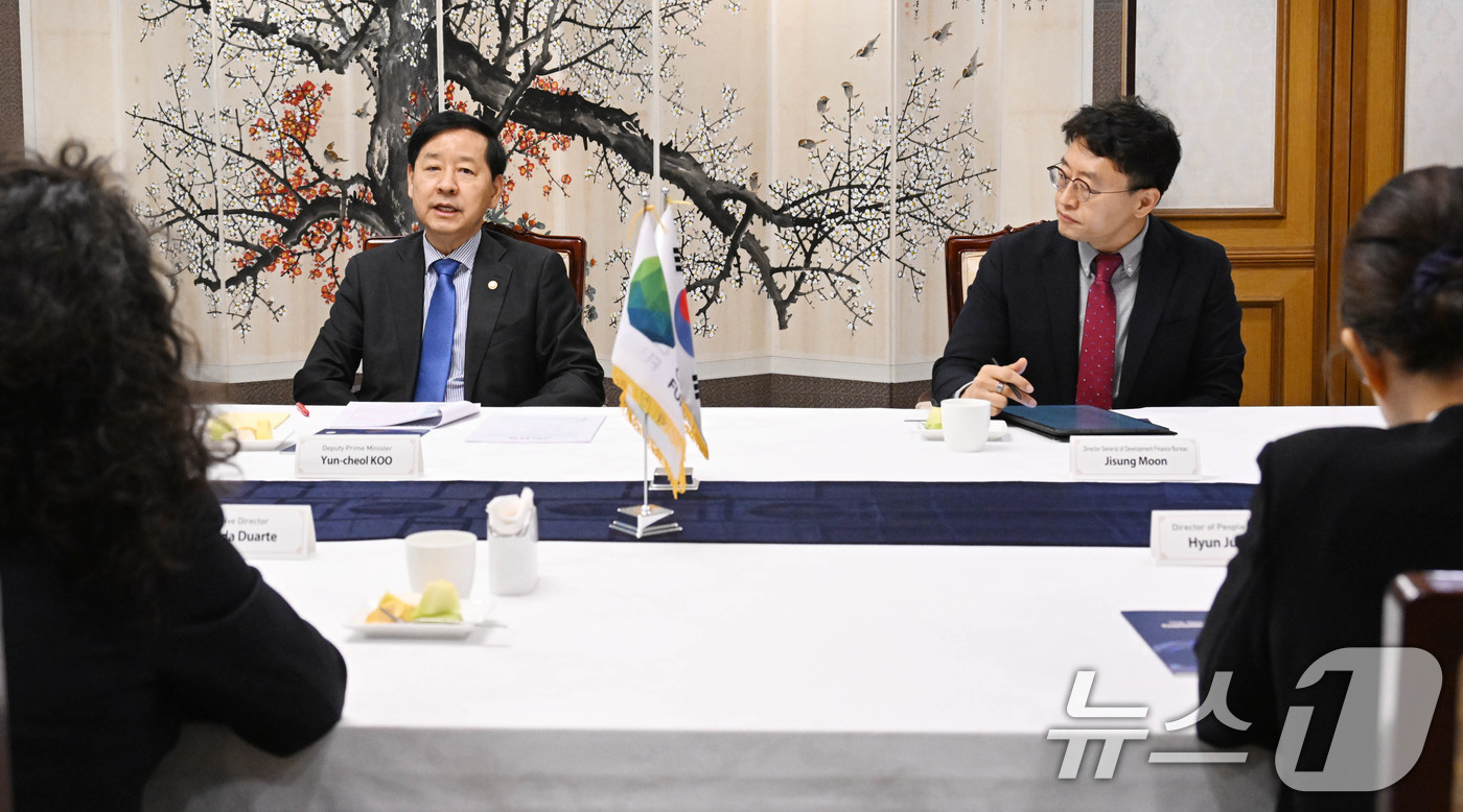 (서울=뉴스1) = 구윤철 경제부총리 겸 기획재정부 장관이 지난 24일 서울 종로구 정부서울청사에서 마팔다 두아르테 녹색기후기금 사무총장과 면담을 하고 있다. (기획재정부 제공. …