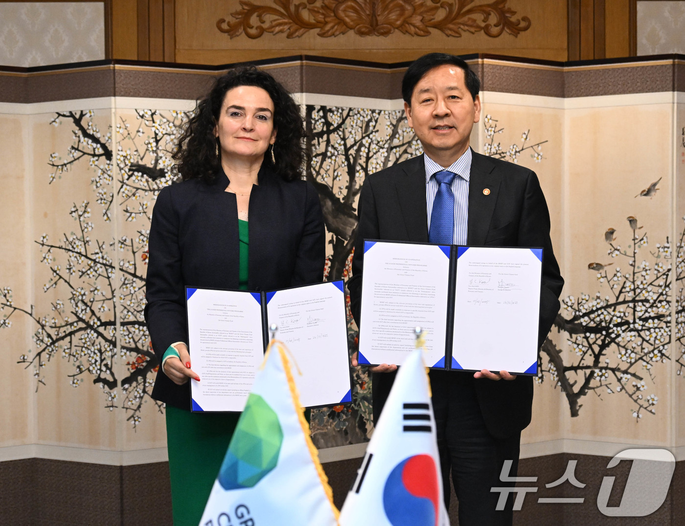 (서울=뉴스1) = 구윤철 경제부총리 겸 기획재정부 장관이 지난 24일 서울 종로구 정부서울청사에서 마팔다 두아르테 녹색기후기금 사무총장과 면담 후 녹색기후기금 초급전문가(JPO) …