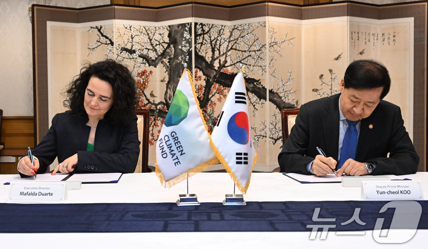 (서울=뉴스1) = 구윤철 경제부총리 겸 기획재정부 장관이 지난 24일 서울 종로구 정부서울청사에서 마팔다 두아르테 녹색기후기금 사무총장과 면담 후 녹색기후기금 초급전문가(JPO) …