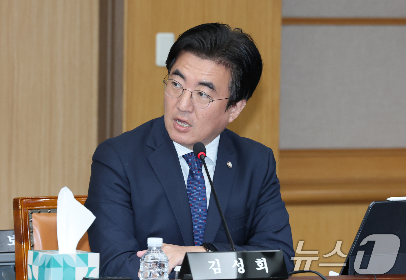 (대전=뉴스1) 김기태 기자 = 김성회 더불어민주당 위원이 24일 오전 대전시청에서 열린 국회 행정안전위원회 대전시 국정감사에서 질의하고 있다. 2025.10.24/뉴스1