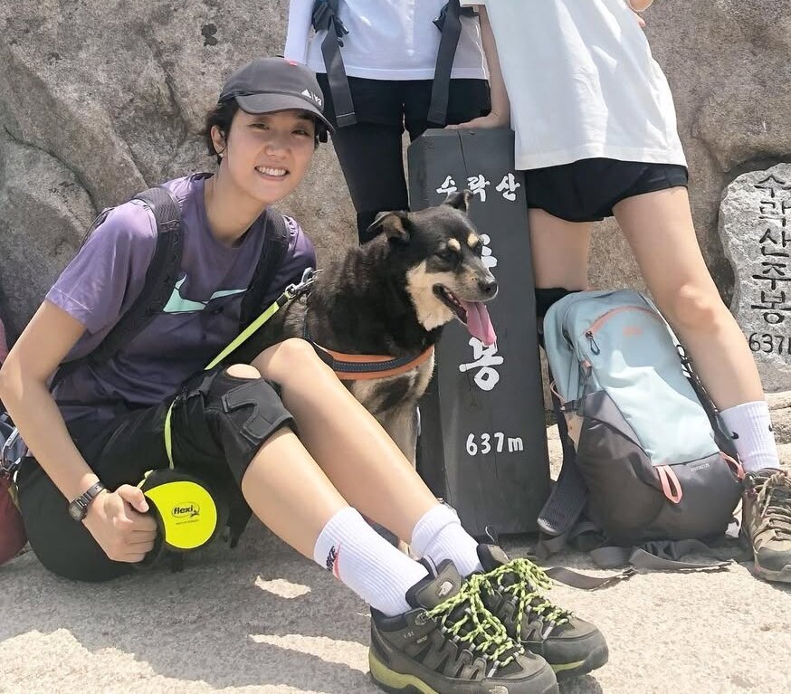 본문 이미지 - 이주영 배우가 반려견 밤비와 등산 후 찍은 기념 사진&#40;이주영 제공&#41; ⓒ 뉴스1