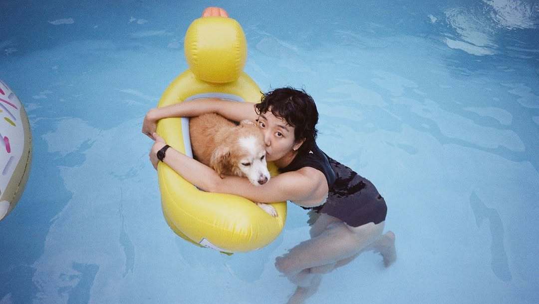 본문 이미지 - 이주영이 반려견 두유와 수영장에서 즐거운 시간을 보내고 있다&#40;이주영 제공&#41;. ⓒ 뉴스1