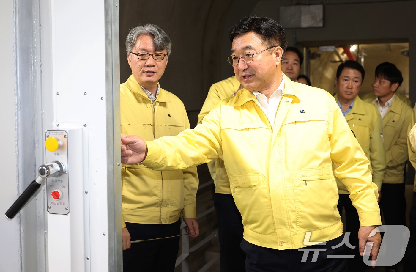 (서울=뉴스1) = 윤호중 행정안전부 장관이 24일 충남 공주시 국가정보자원관리원 공주센터를 방문해 백업센터 주요시설과 재해복구체계를 점검하고 있다. (행정안전부 제공. 재판매 및 …