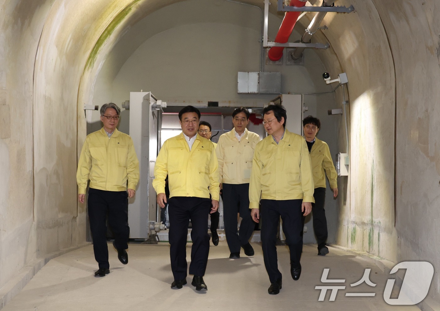 (서울=뉴스1) = 윤호중 행정안전부 장관이 24일 충남 공주시 국가정보자원관리원 공주센터를 방문해 백업센터 주요시설과 재해복구체계를 점검하고 있다. (행정안전부 제공. 재판매 및 …