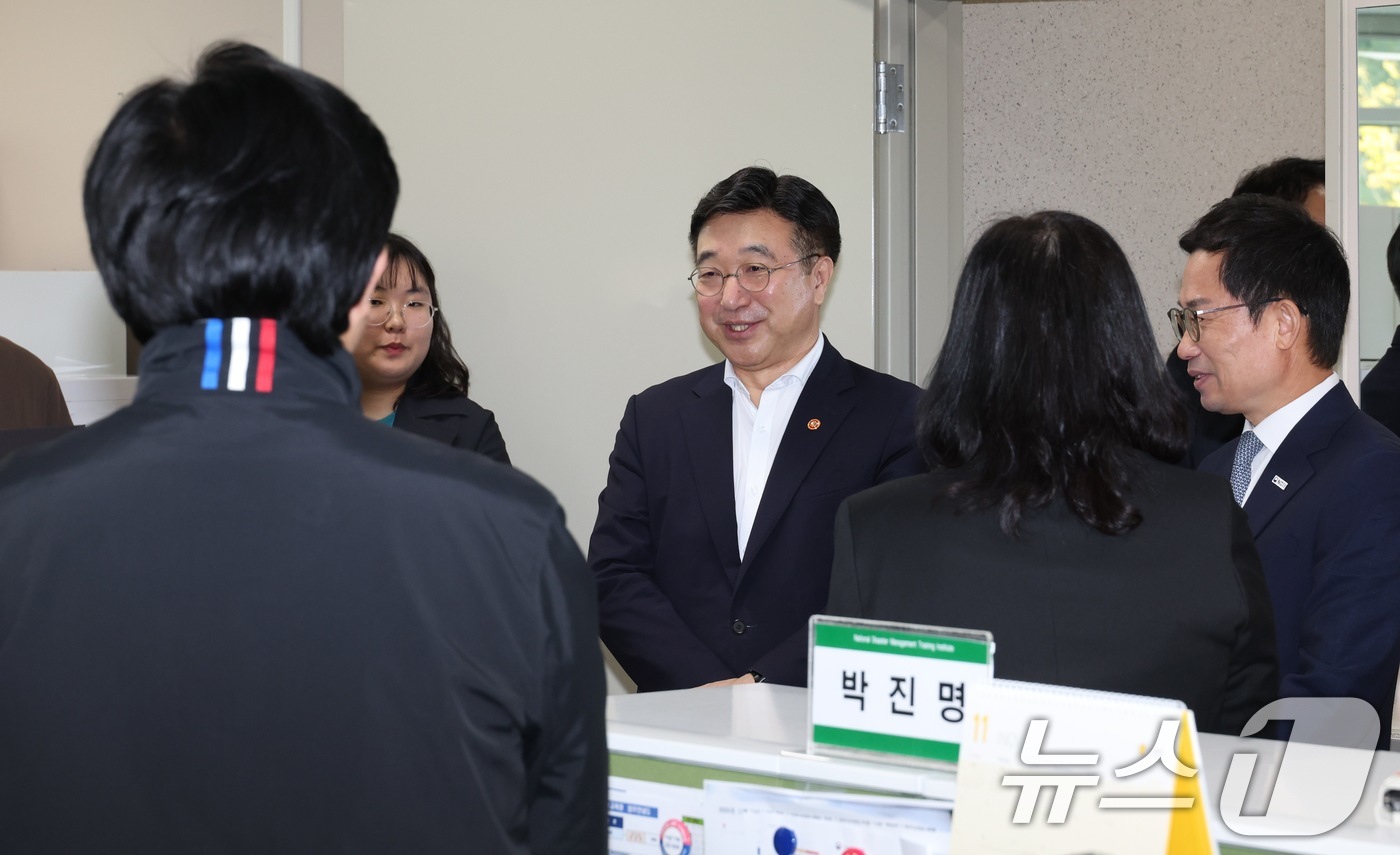 (서울=뉴스1) = 윤호중 행정안전부 장관이 24일 충남 공주시 국가재난안전교육원을 방문해 재난대응 교육훈련 강화를 당부하고 직원들을 격려하고 있다. (행정안전부 제공. 재판매 및 …