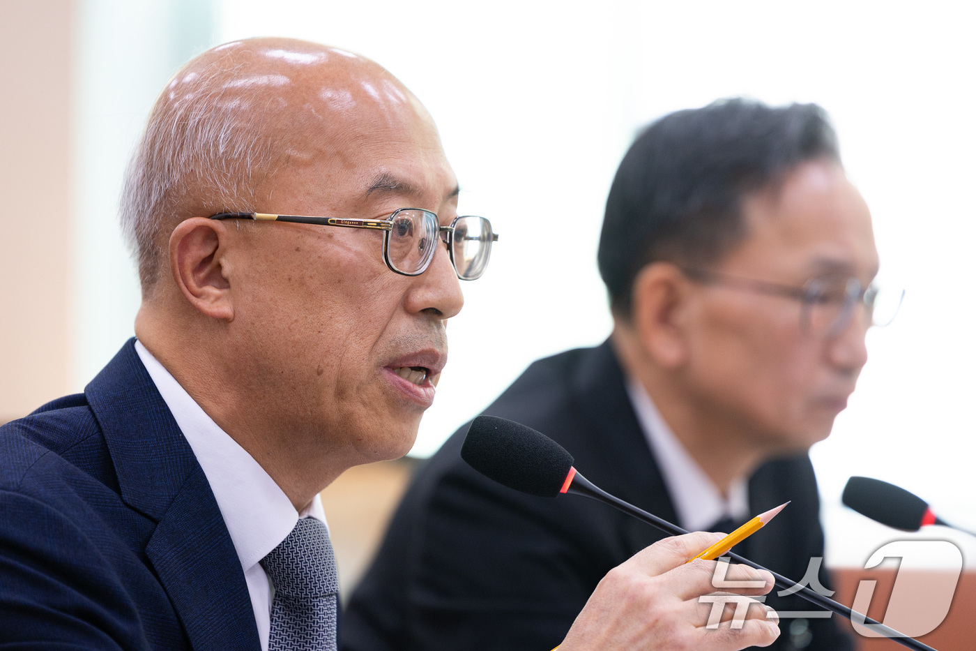 (서울=뉴스1) 유승관 기자 = 조원철 법제처장이 24일 서울 여의도 국회에서 열린 법제사법위원회의 법제처에 대한 국정감사에서 의원 질의에 답하고 있다. 2025.10.24/뉴스1 …