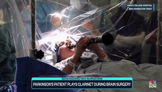 본문 이미지 - (파킨슨병 수술 중 클라리넷을 연주한 60대 영국 여성. NBC News)