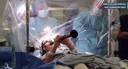 본문 이미지 - (파킨슨병 수술 중 클라리넷을 연주한 60대 영국 여성. NBC News)