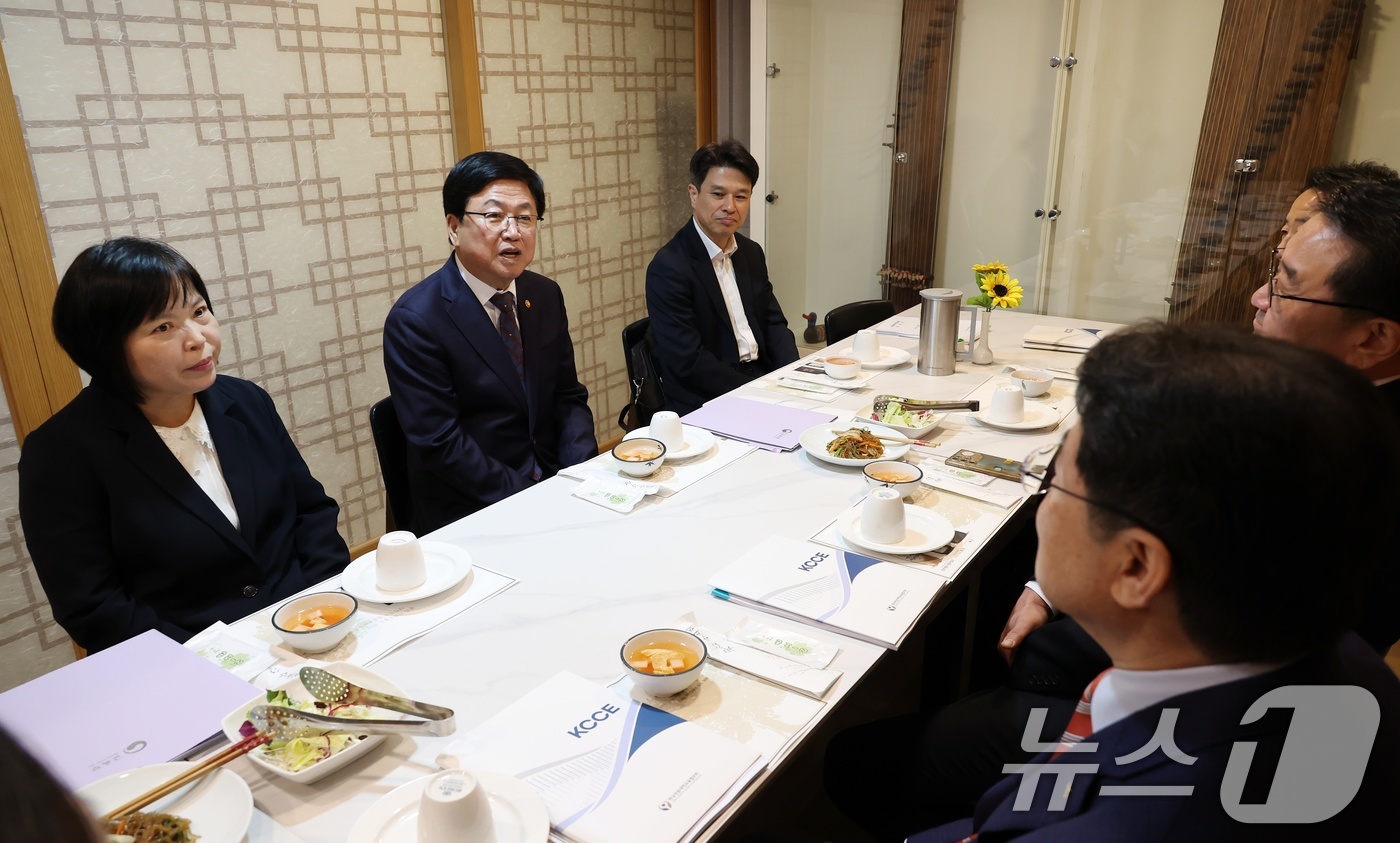 (서울=뉴스1) = 최교진 교육부 장관이 24일 서울 여의도에서 열린 한국전문대학교육협의회와의 간담회에서 발언하고 있다. (교육부 제공. 재판매 및 DB 금지) 2025.10.24 …