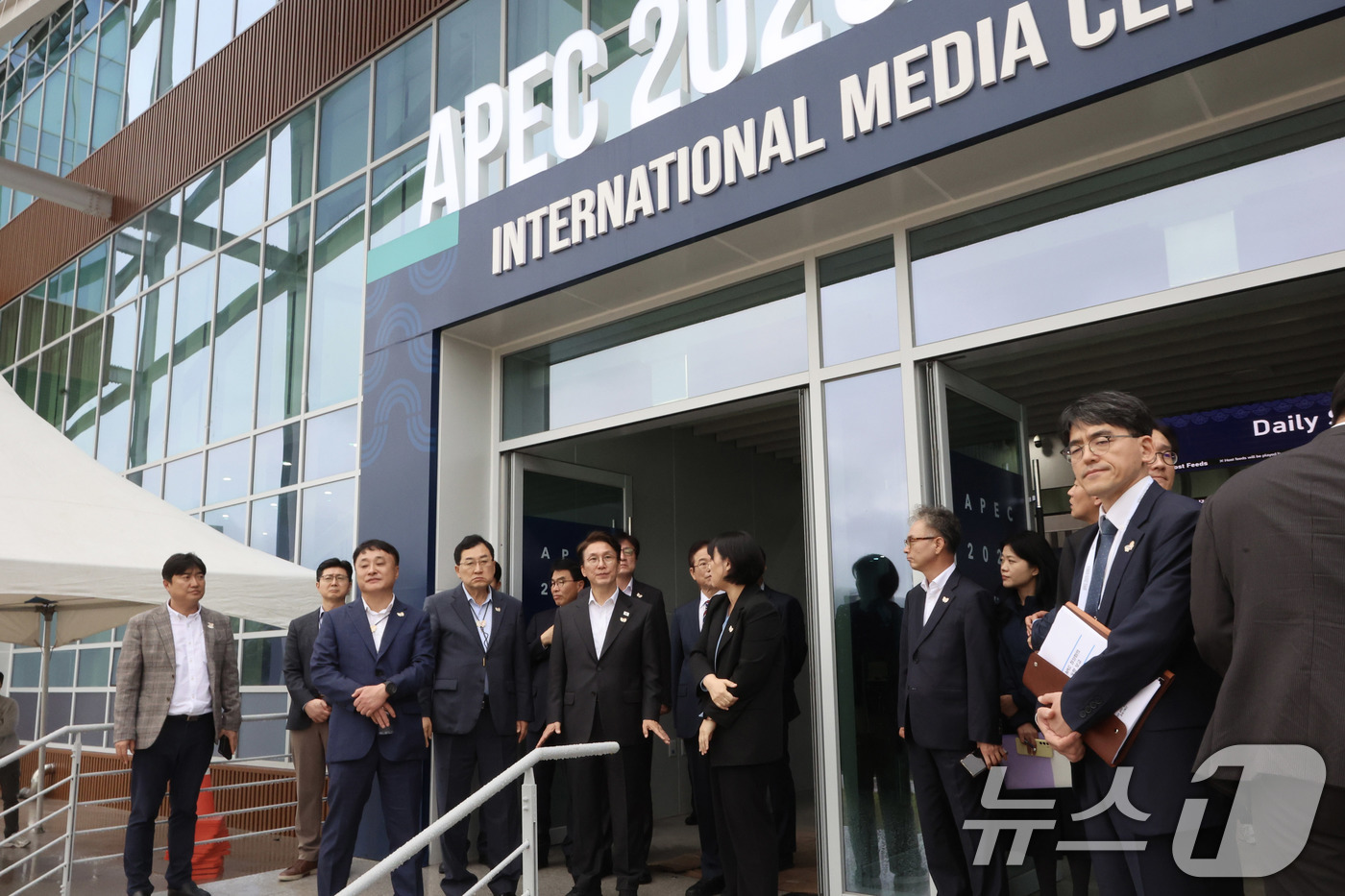 (서울=뉴스1) 임세영 기자 = 김민석 국무총리가 지난 23일 경주에서 진행한 APEC 정상회의 최종 현장점검에서 APEC 정상회의 관련 국제미디어센터(IMC) 시설을 점검하고 있 …