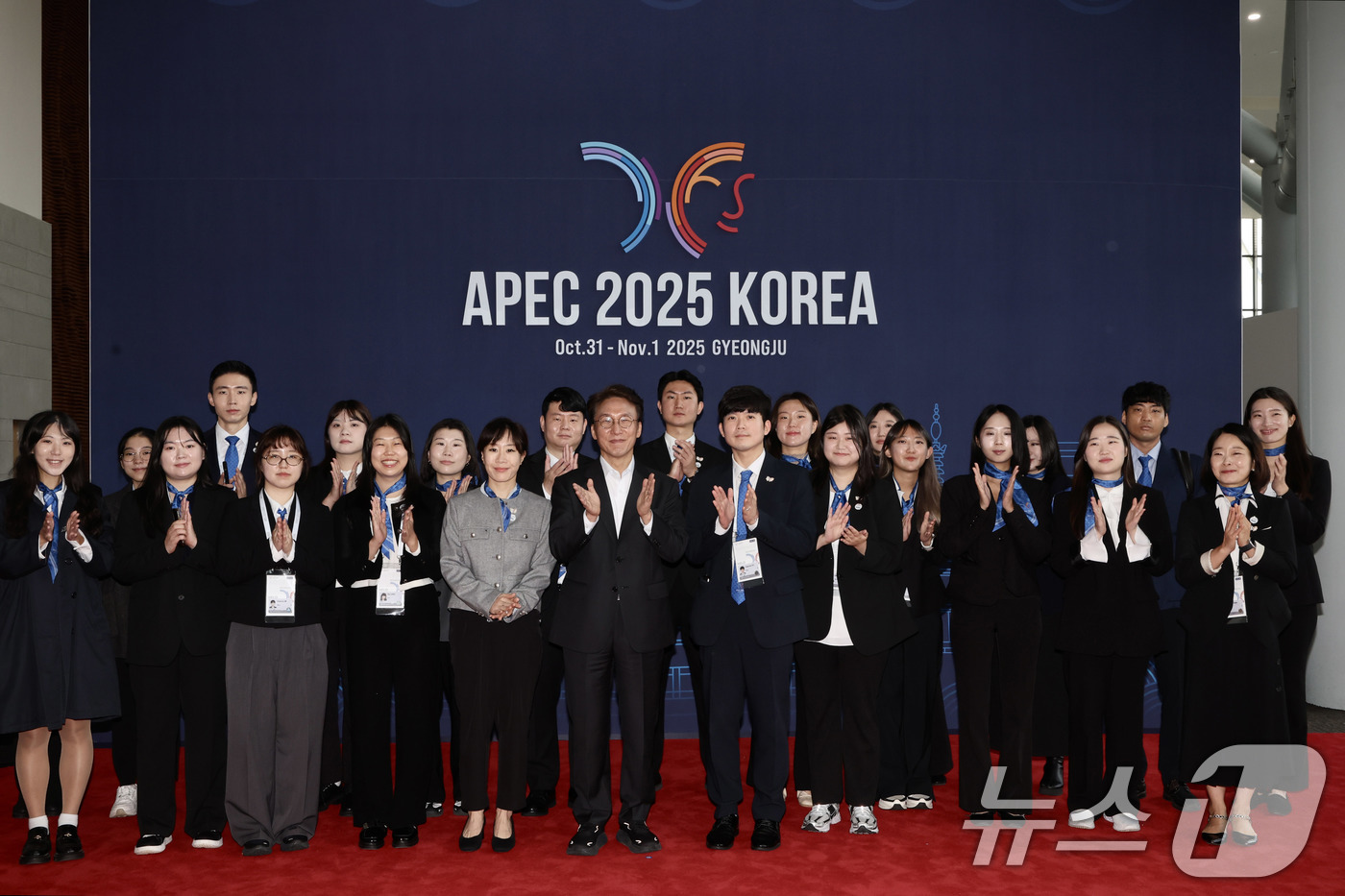 (서울=뉴스1) 임세영 기자 = 김민석 국무총리가 24일 경주에서 진행한 APEC 정상회의 최종 현장점검에서 정상 및 대표단을 근접 수행하는 의전관 70여명과 기념촬영을 하고 있다 …