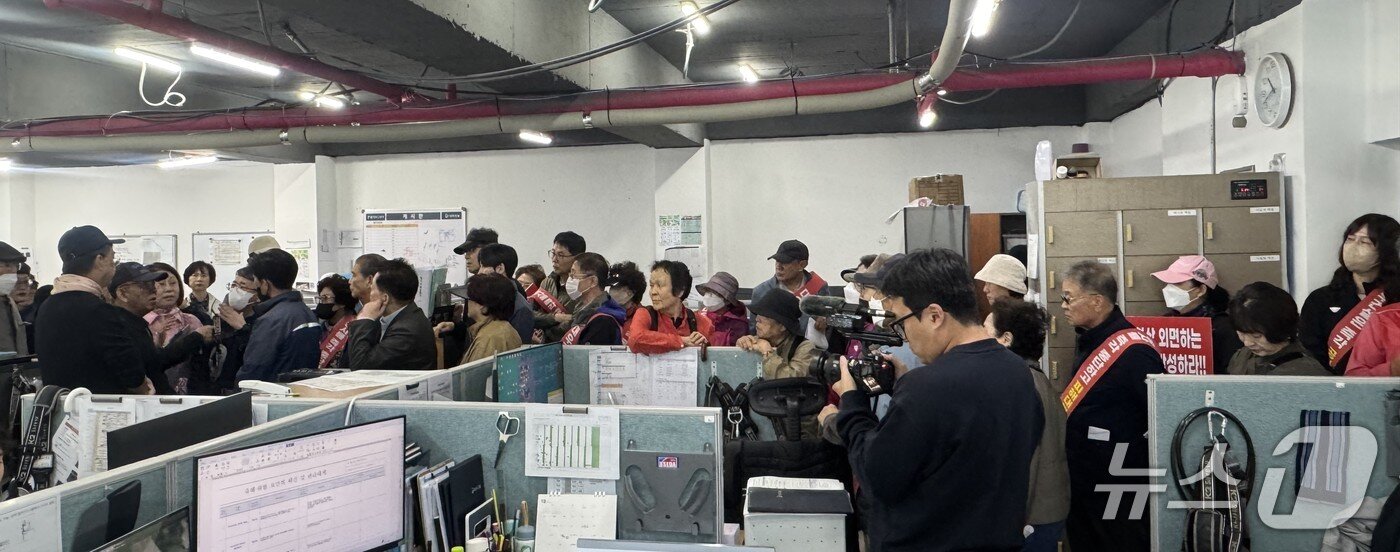 본문 이미지 - 24일 오전 부산진구 부암동에 건설 중인 '시민공원 푸르지오 오피스텔' 현장사무실에 동문굿모닝힐 아파트 주민 대표들이 찾아가 항의를 하고 있다.(동문굿모닝힐 피해대책위원회 제공. 재판매 및 DB금지)